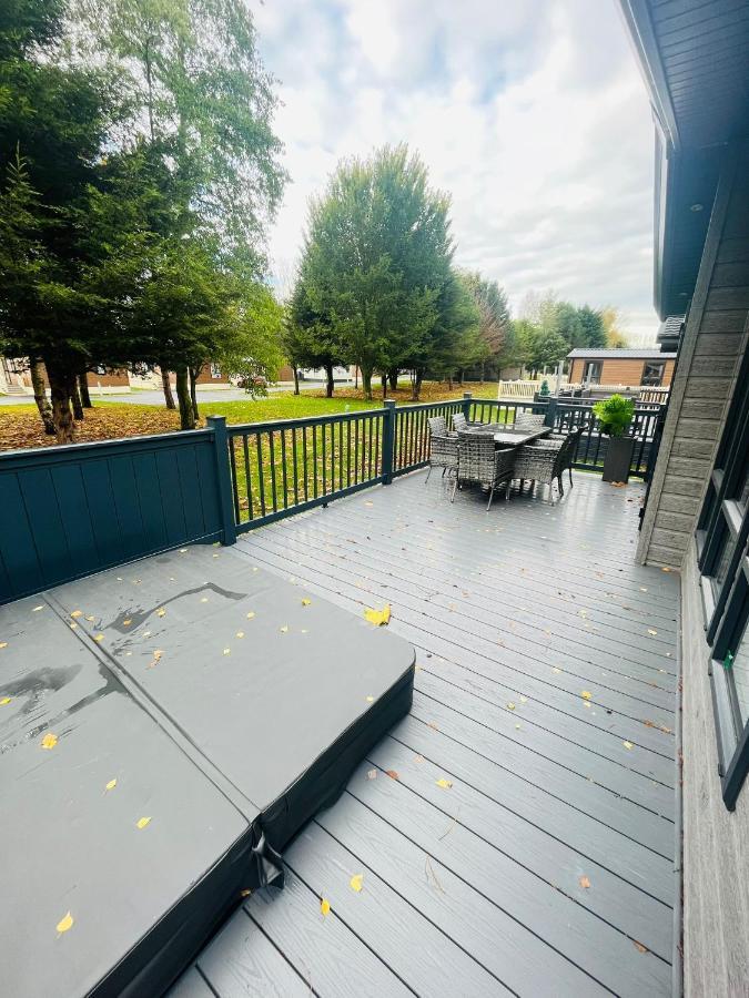 Copse View Lodge With Hot Tub York Exterior foto